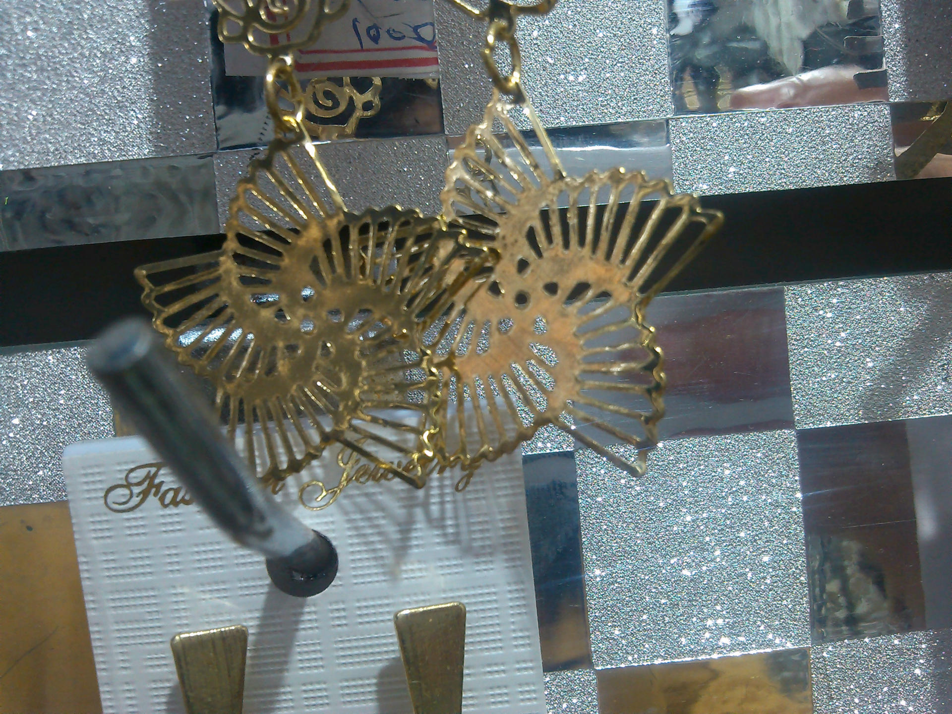 探尋精致手工藝品源頭 東陽市白云益文五金廠新款玫瑰小風車耳環(huán)詳解